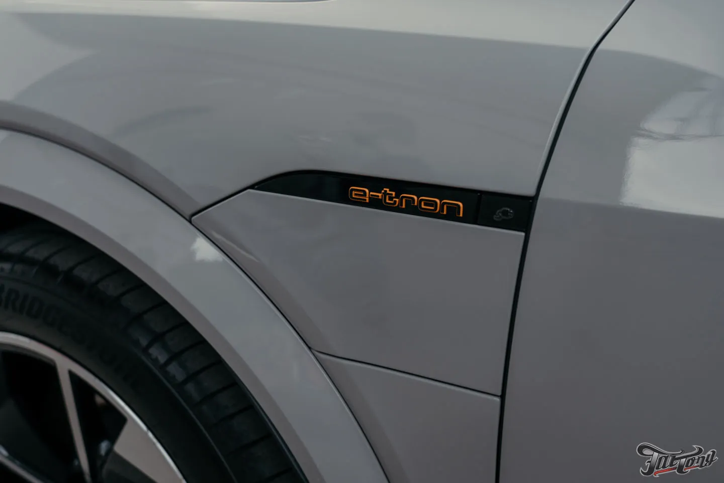 Оклеили Audi e-tron S глянцевым полиуретаном и сделали фирменный Шиномонтаж на вибростенде